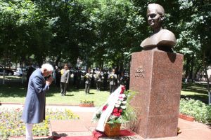 21 May, 2013 Hon’ble Vice President paying respect at the bust of Late Prime Minister Lal Bahadur Shastri inTashkent