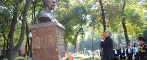 02 October, 2019 115th birth anniversary of former Prime Minister Late Shri Lal Bahadur Shastri was celebrated in Uzbekistan. Ambassador of India Santosh Jha paid floral tributes at Shastri Memorial in Tashkent. Students, teachers from School no. 24 & 64 participated in celebrations with friends of India.