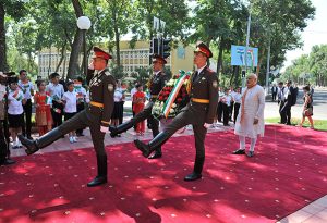 08 July, 2015 PM paying tribute at the Bust of Late Prime Minister Lal Bahadur Shastri