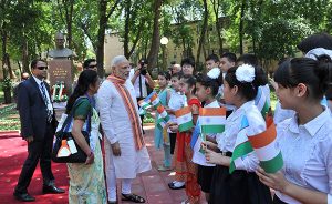 08 July, 2015 PM paying tribute at the Bust of Late Prime Minister Lal Bahadur Shastri