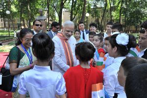 08 July, 2015 PM paying tribute at the Bust of Late Prime Minister Lal Bahadur Shastri