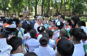08 July, 2015 PM paying tribute at the Bust of Late Prime Minister Lal Bahadur Shastri