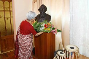 02 May, 2016 Ms. Sujata Mehta, Secretary, Ministry of External Affairs paying her tribute to Shri Rabindranath Tagore at LBSCIC in Tashkent
