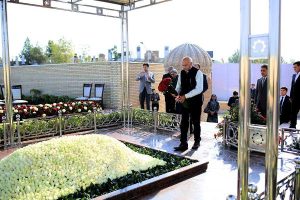 31 October, 2016 H.E. Mr. M.J. Akbar offering flowers at the grave of late President Karimov in Samarkand